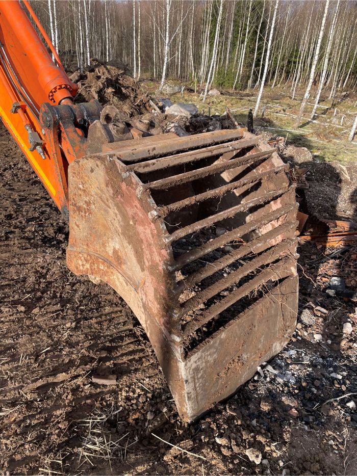 Specialbyggd gallerskopa BiKa Schakt AB - Perfekt till att sortera sten